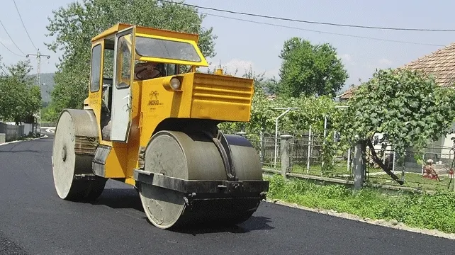 O primărie din Sibiu e acuzată că a făcut asfaltări în trei sate fără proiect și fără licitația lucrărilor