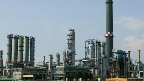 Cea mai mare rafinărie din țară își reduce consumul de energie