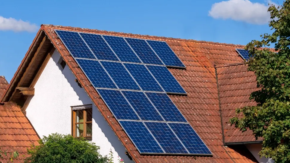 Românii cu panouri fotovoltaice vor putea împărți curentul electric cu vecinii. ANRE a aprobat înființarea comunităților de energie