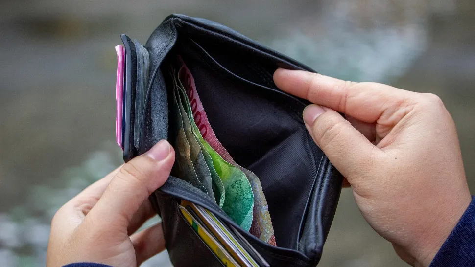 Românii renunță la vacanțe, haine și chiar la alimente. Prețurile tot mai mari apasă greu pe bugetele familiilor