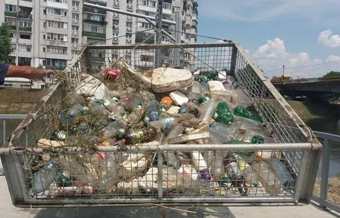 Comoara din tomberon. Zeci de milioane de euro trebuie recuperați de la firmele de colectare a deșeurilor