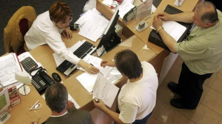 - REVISTA PRESEI - Funcţionarii statului au ajuns în fruntea salariaţilor din România