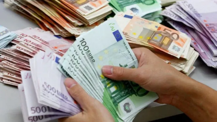 Euro trece iar de pragul de 4,6 lei/euro