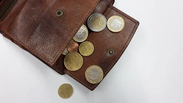 Românii fac economii de frica războiului și a pandemiei. Oamenii strâng cureaua pentru a avea bani la iarnă