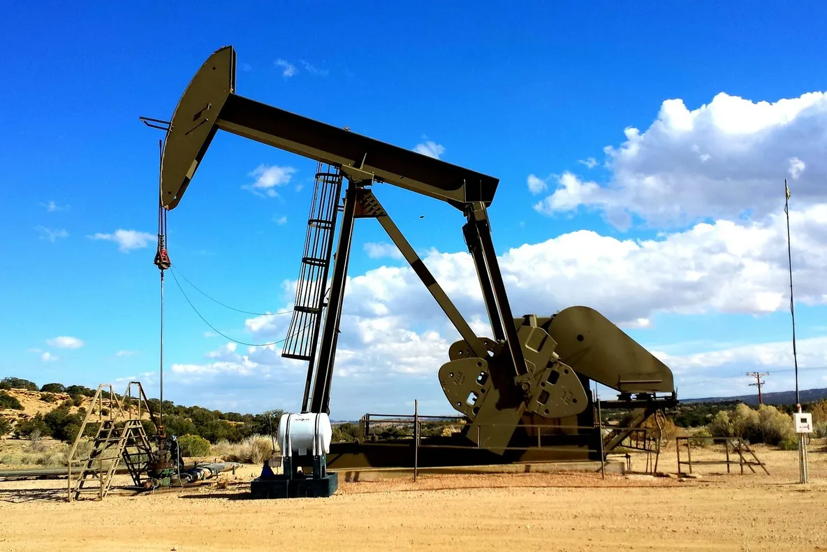 Analiștii americani văd un preț al petrolului de 100 dolari pe baril anul viitor