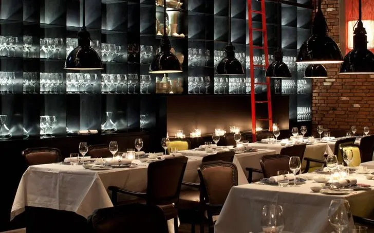 Managerii restaurantelor cer să li se aplice aceleași scenarii epidemilologice ca și școlilor