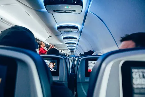 Câți bani putem economisi dacă rezervăm din timp biletul de avion