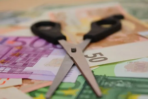 Realitatea nu răspunde la ordine. Crește datoria externă pe termen scurt