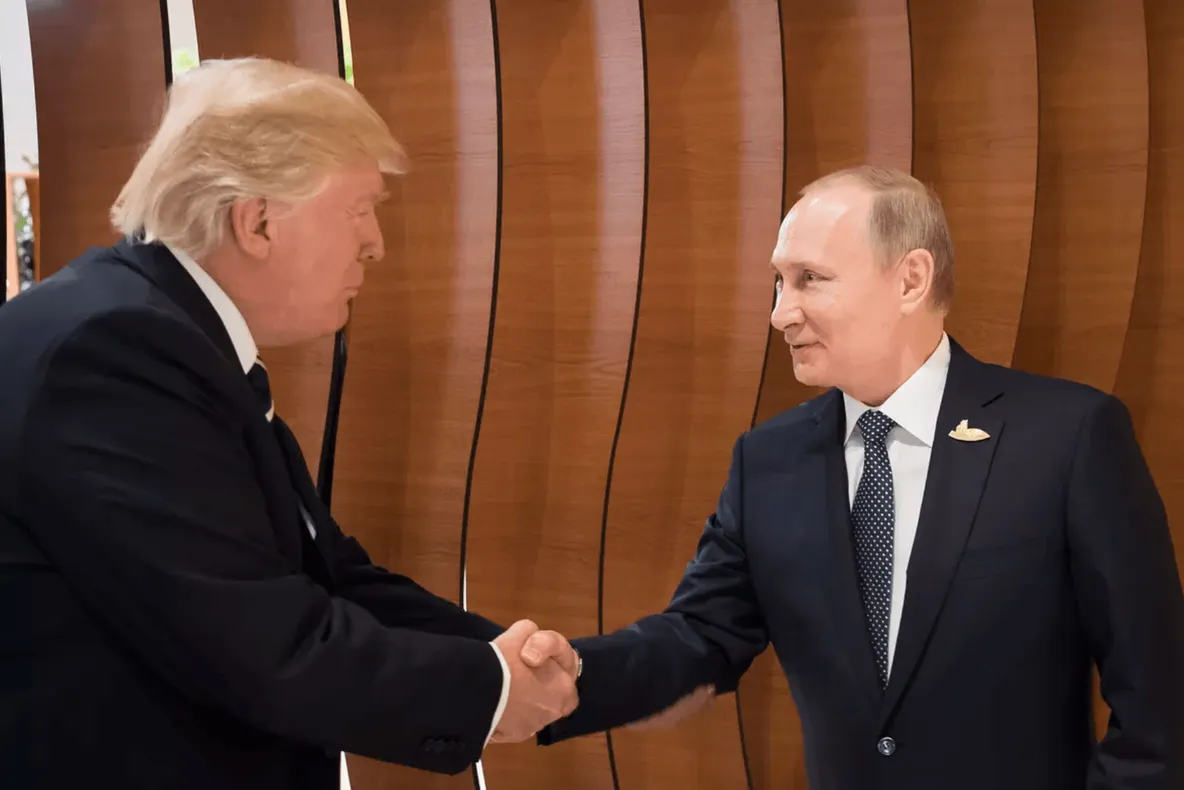 Trump a bătut palma cu Putin: SUA și Rusia vor controla prețul petrolului