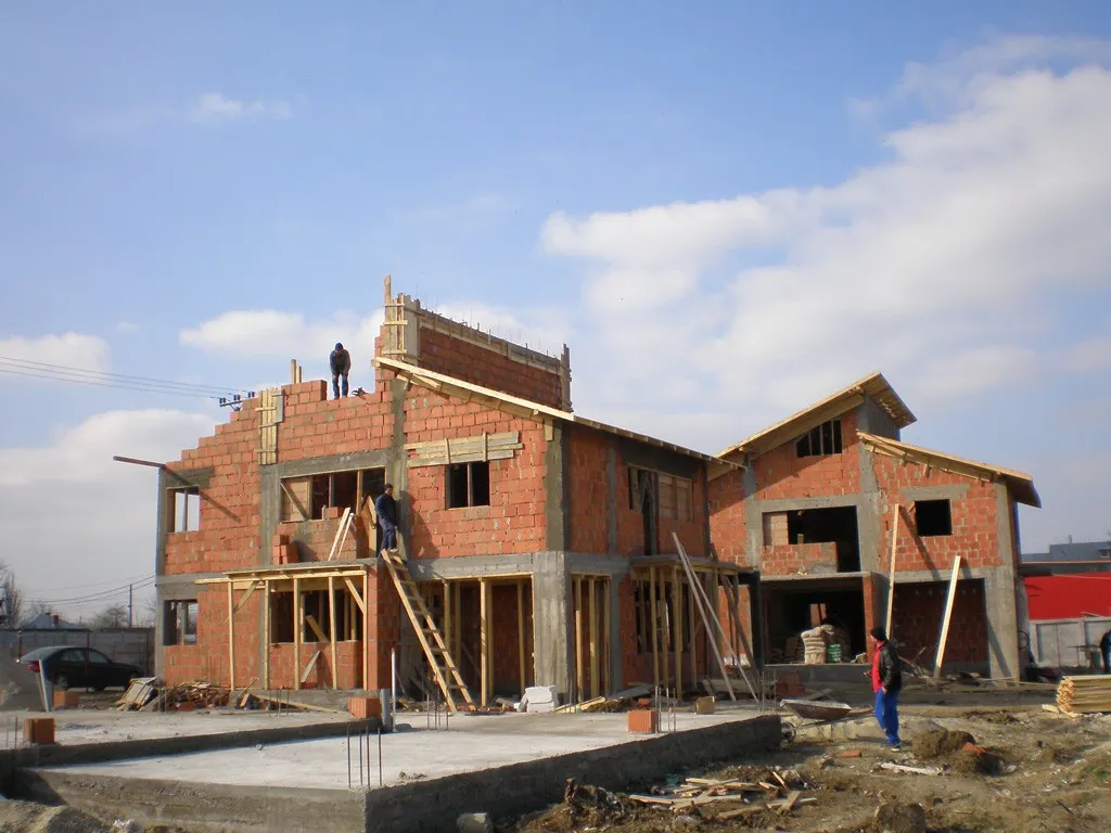 După o creștere moderată în 2018, din septembrie scade numărul autorizațiilor pentru construcția de clădiri rezidențiale