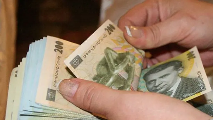 Leul mai pierde ceva teren în fața euro