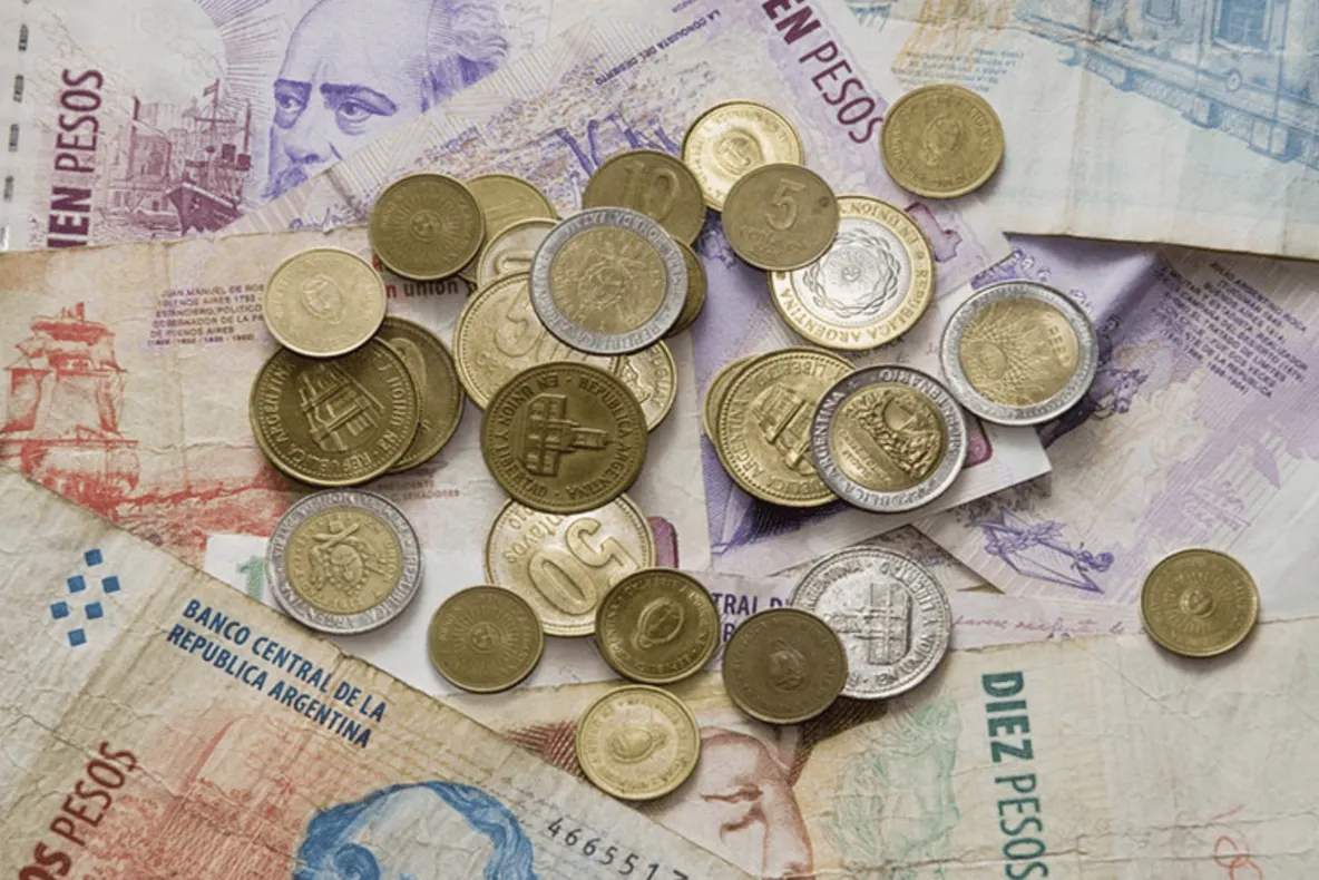 Banca centrală a Argentinei crește rata dobânzii la 60%, în timp ce moneda se prăbușește