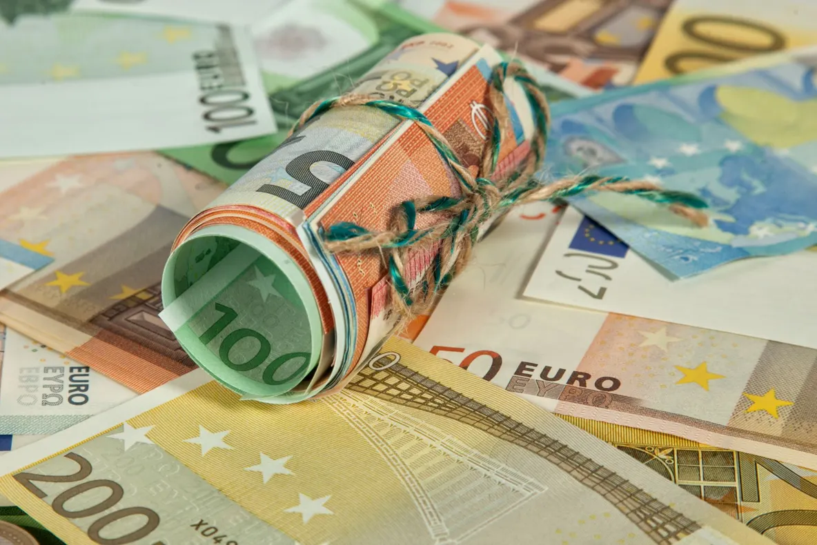 Leul se depreciază până aproape de 4,64 lei/euro