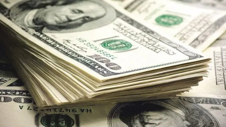 Dolarul trece din nou de pragul de patru lei la cusul BNR