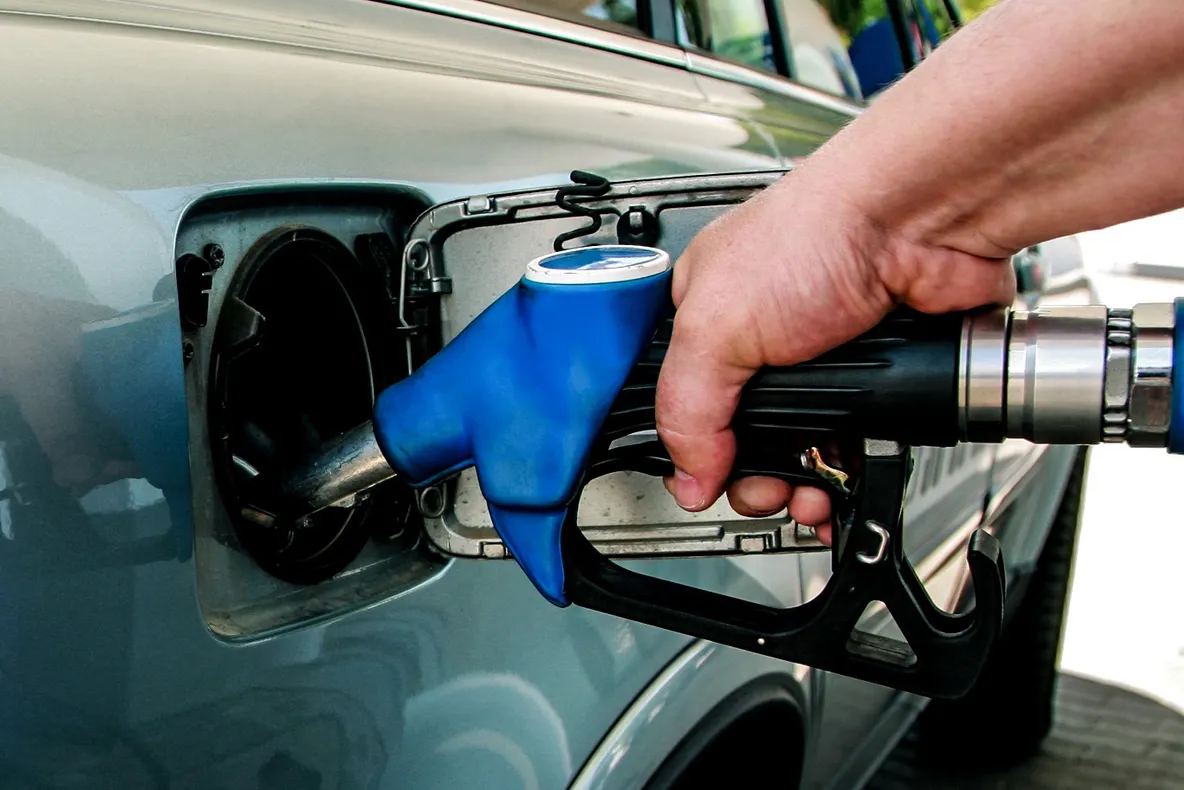 Bloomberg: Veste proastă pentru șoferii europeni. Crește mult prețul benzinei