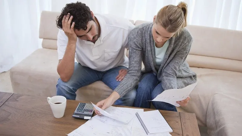 Românii iau credit să aibă bani de mâncare. Restanțele frecvente, factura la curent și întreținerea