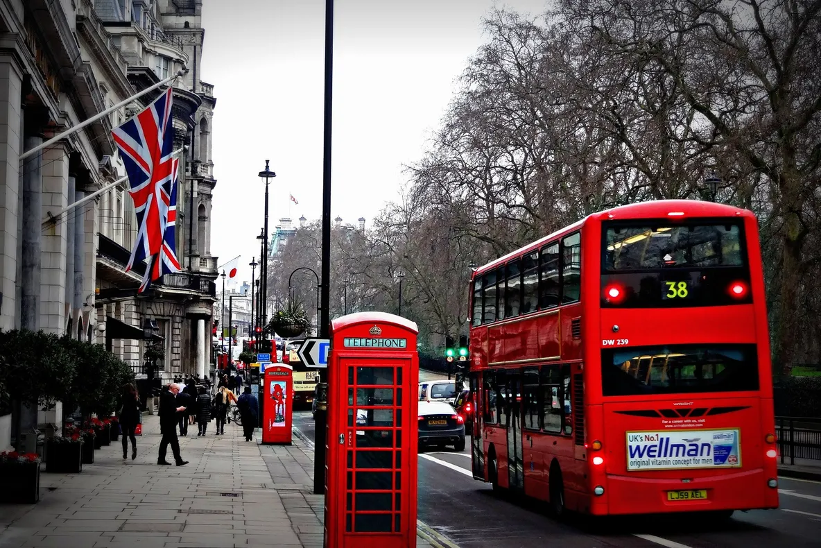 Românii care lucrează în UK vor contribui cu 36 miliarde euro la bugetul britanic