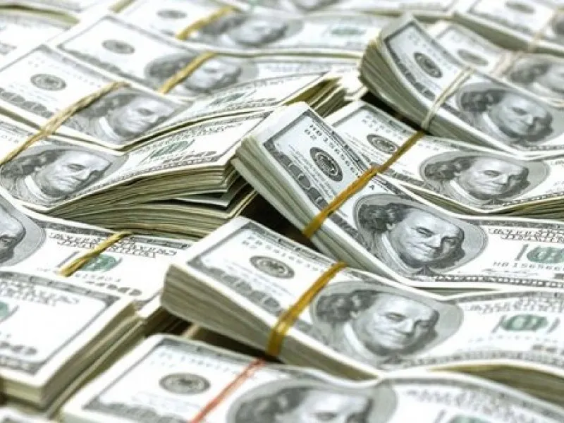 Leul s-a depreciat față de euro și dolar, miercuri. Și aurul s-a scumpit