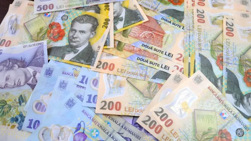 Leul revine peste pragul de 4 lei, în paritatea față de dolar