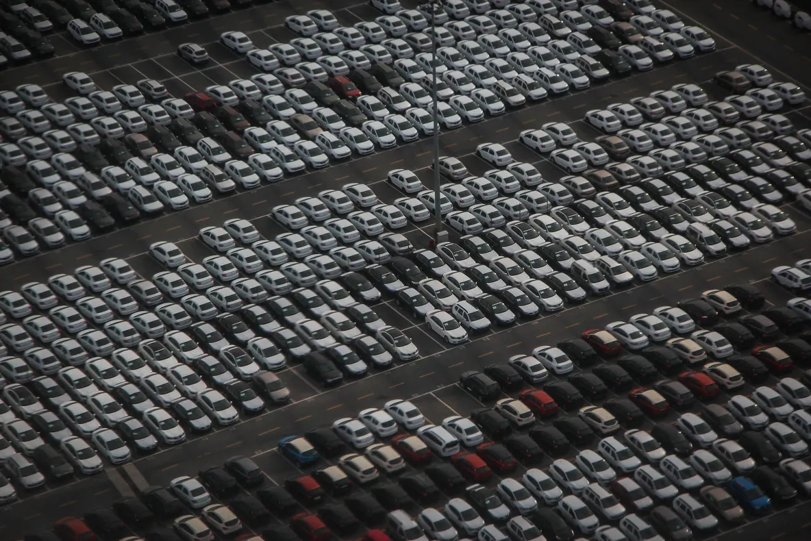 Cele mai multe vânzări de autoturisme noi în 10 ani, dar mașinile second-hand domină piața