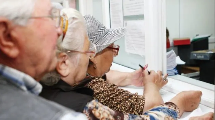 Pensionarul român, țepuit de stat cu 450 euro pe lună dacă nu depășește 75 de ani de viață