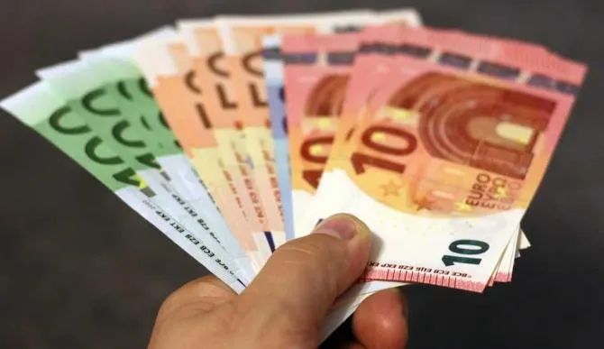 Euro, blocat de paralizia politică