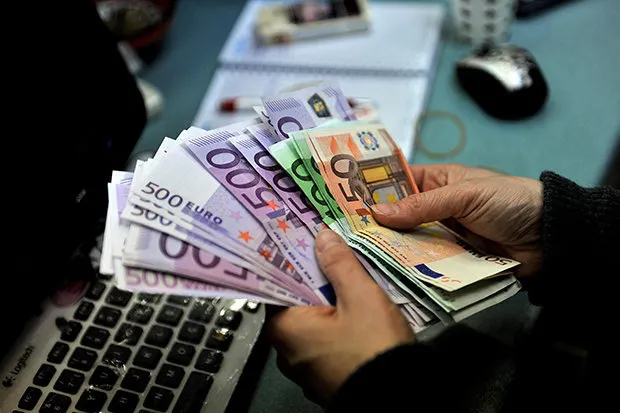 Prăbușirea leului, de neoprit! Un nou maxim istoric pentru euro