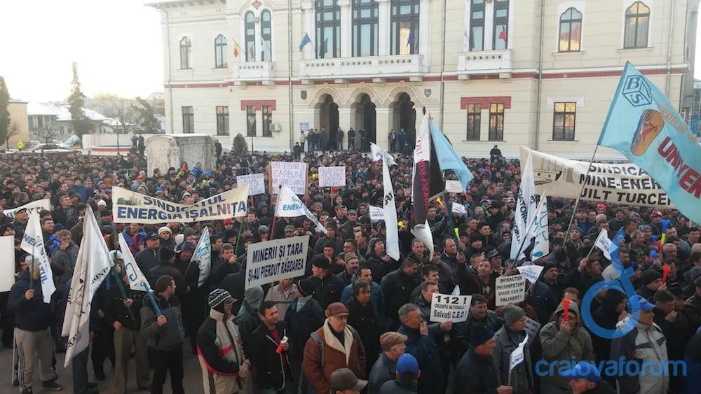 Minerii din Oltenia vor primi salarii mărite cu 12%, cu condiţia să revină imediat la lucru