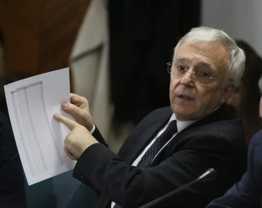 Isărescu cere Parlamentului lămuriri privind interzicerea cumulului pensiei cu salariul, pe motiv că și-ar putea pierde funcția de guvernator BNR