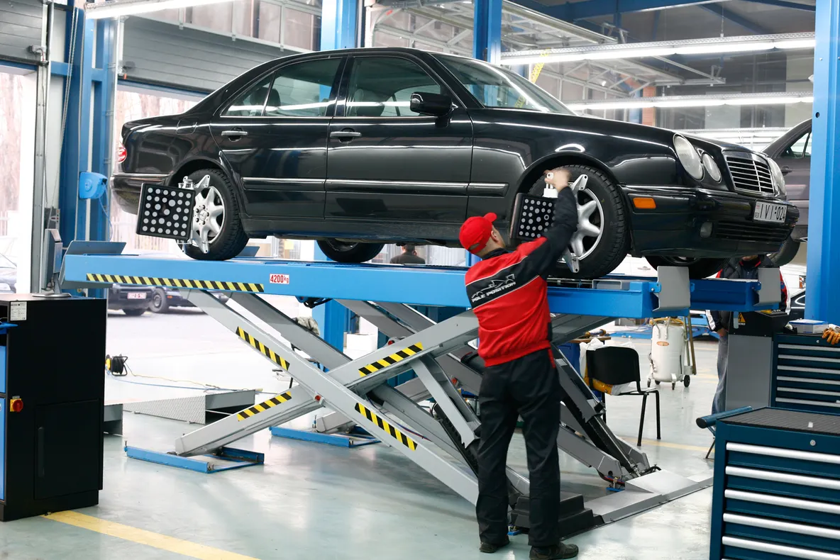 Probleme grave, la service-urile auto. Amenzi de aproape 1 milion de lei date de Protecția Muncii