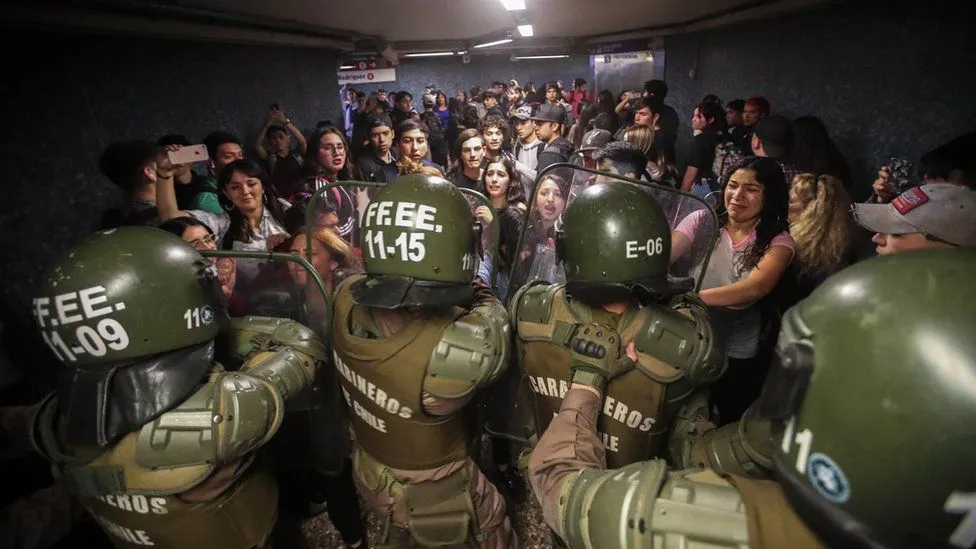 Proteste violente după ce s-a scumpit transportul cu metroul în Chile