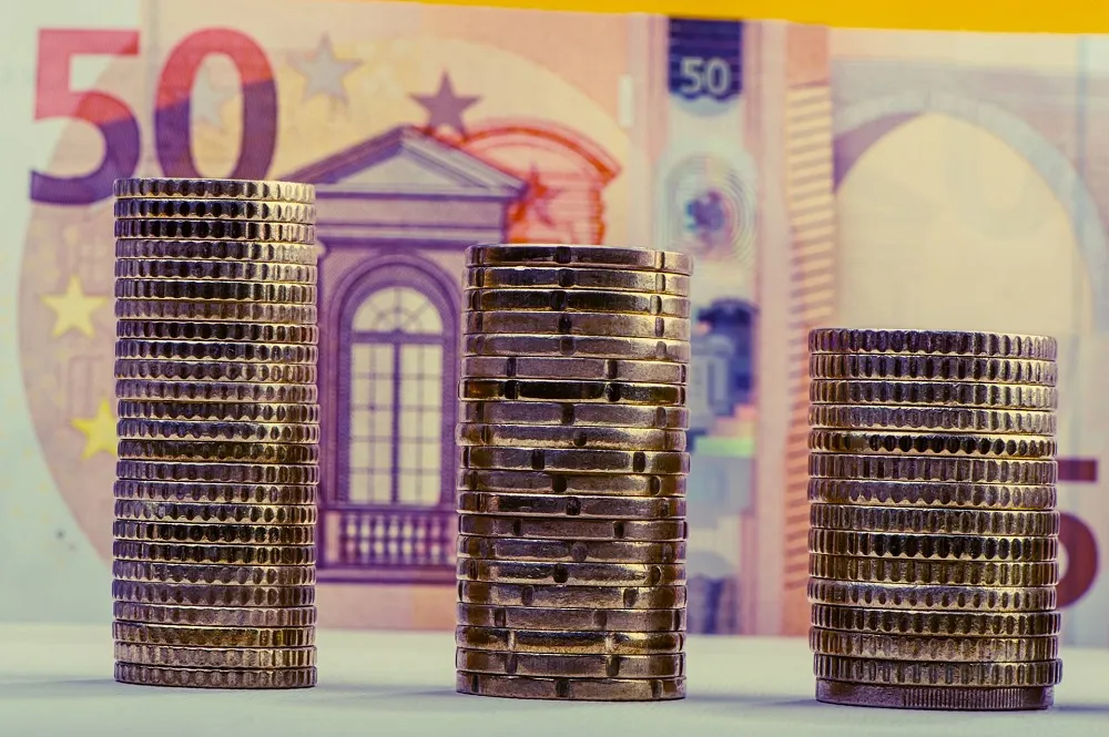 Euro a depăşit 4,84 lei la băncile comerciale