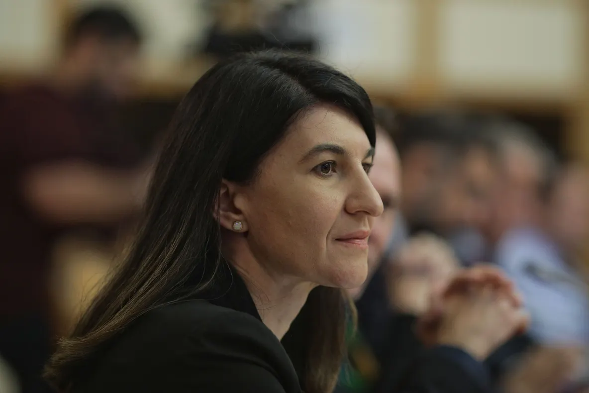 Dacă angajatorii au resurse, pot completa veniturile angajaţilor şi peste nivelul de 75% din salariul mediu primit de la stat
