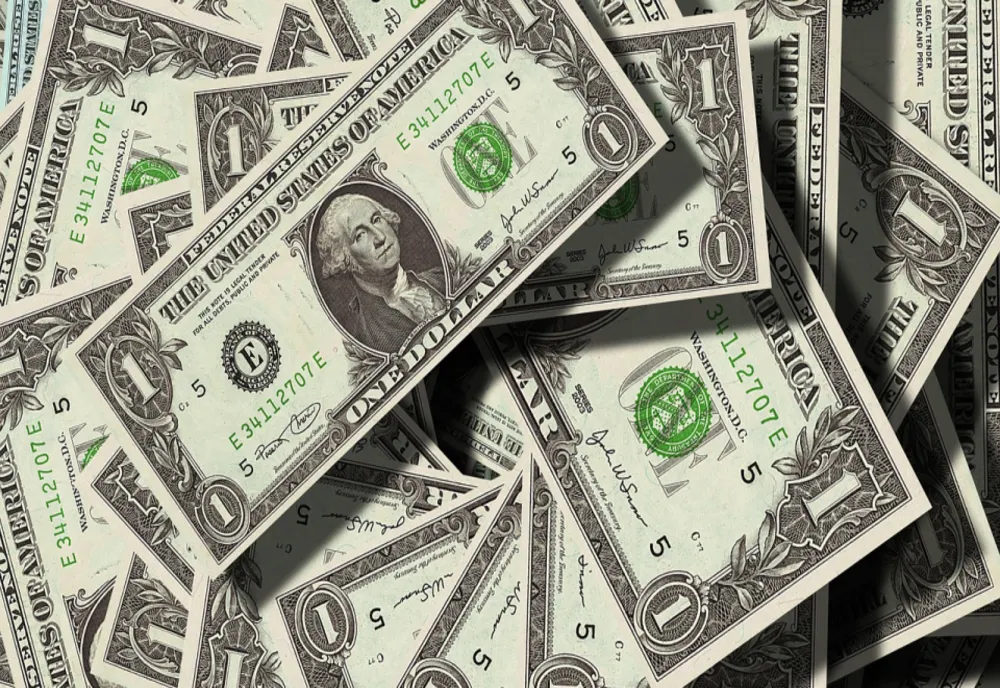 Dolarul american se va prăbuşi până la sfârşitul lui 2021. Previziunile unui economist