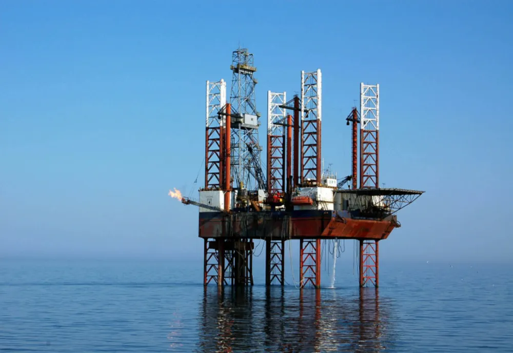 Prețul petrolului a scăzut din nou, pe fondul temerilor că revenirea economică mondială va întârzia
