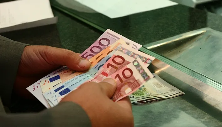 Românii, precauți în legătură cu ce-i așteaptă. Economiile în bănci au crescut