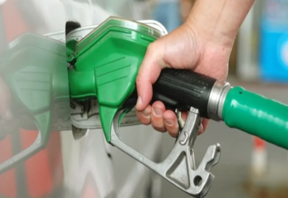 România, lovită în plin de scumpirea petrolului la nivel mondial. Carburanții au trecut pragul de 6 lei/litru