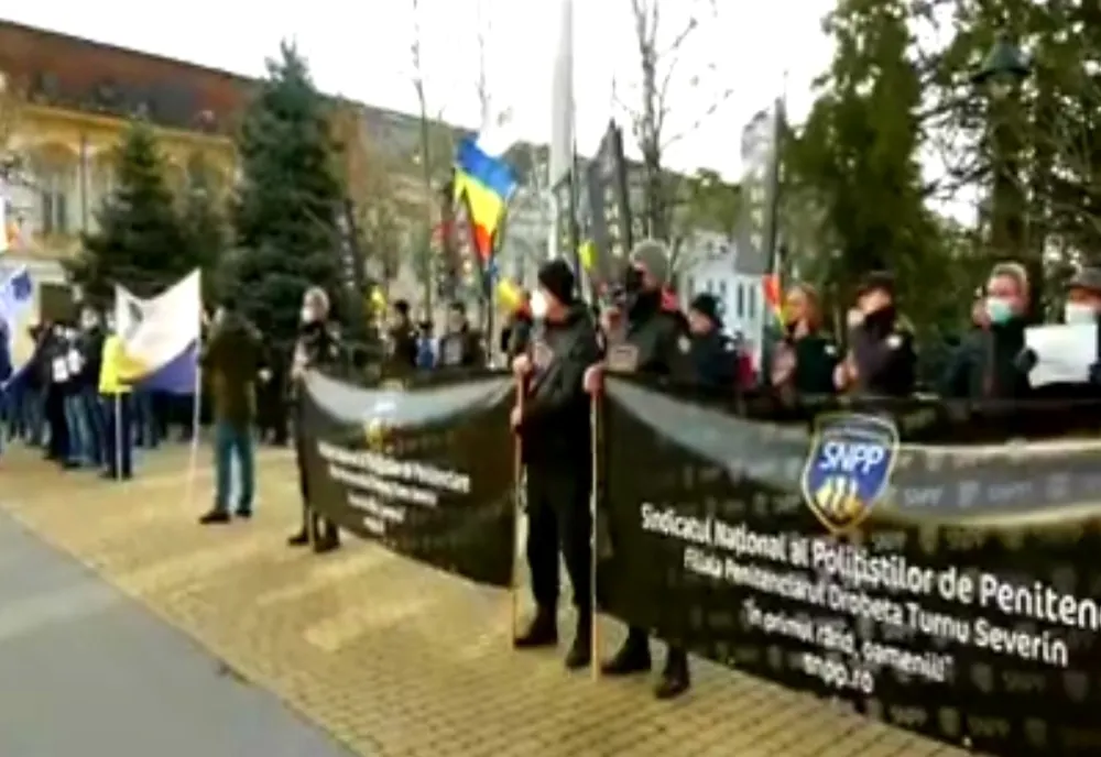 Protest în fața Prefecturii județului Mehedinți