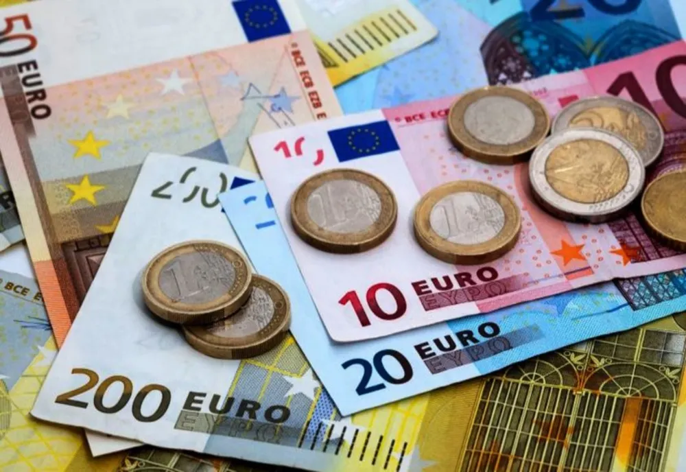 Zi neagră pentru LEU. Minime istorice atât în fața euro, cât și a dolarului