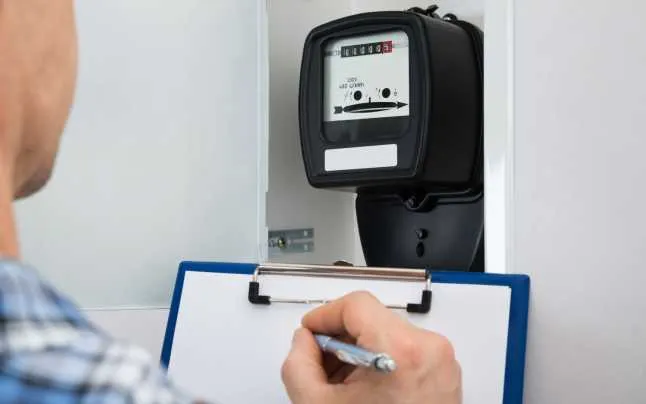 Distribuitorii de energie, OBLIGAȚI de ANRE să citească la timp contoarele - Ce trebuie să știe românii pentru a NU primi facturi uriașe