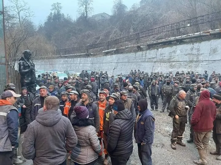 Minerii au protestat la Parlament față de disponibilizările masive. Peste 8.000 vor fi concediați în următoarele luni
