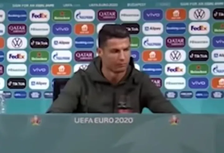Gestul lui Ronaldo de a schimba 2 sticle de Coca Cola cu una de apă minerală la o conferință de presă a provocat o pierde bursieră de 4 miliarde de dolari