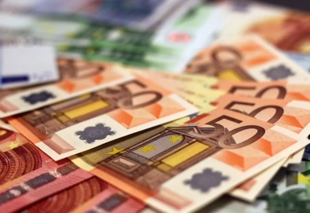 Un nou maxim istoric pentru euro în raport cu moneda națională