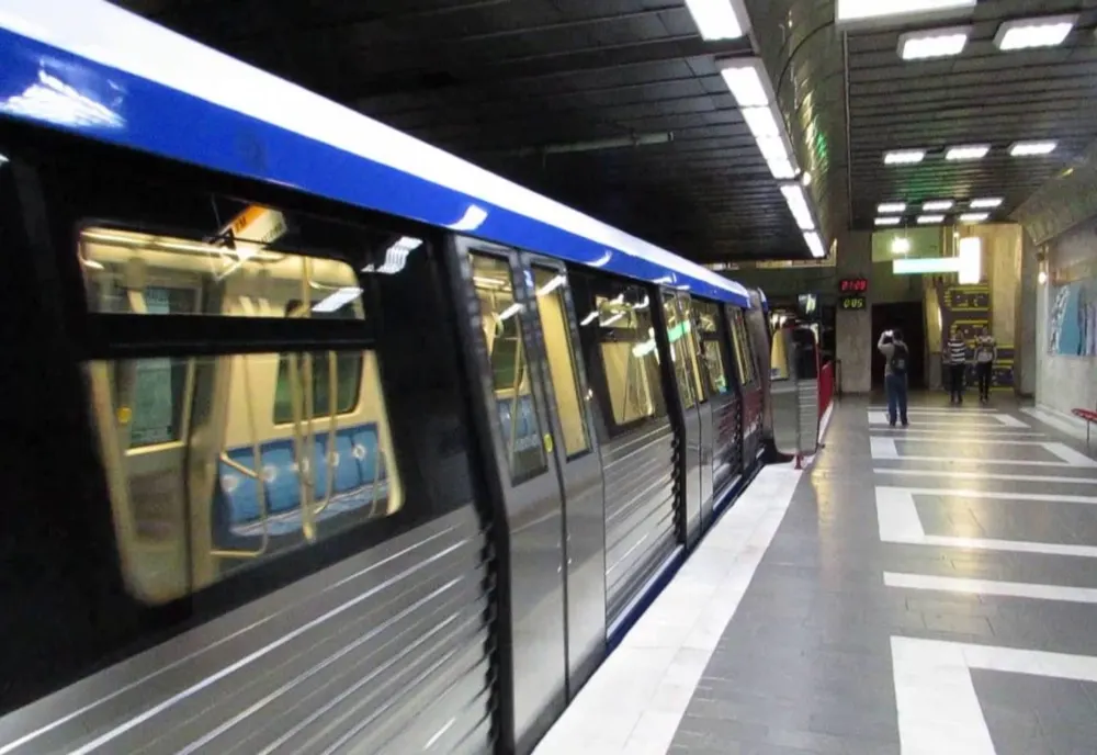 Metroul ar putea circula mai rar, iar vagoanele vor fi mai murdare. Sunt datorii uriașe