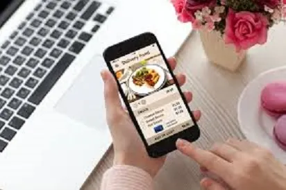 Piața de comenzi pentru mâncare acasă, aproape cât consumul din restaurante