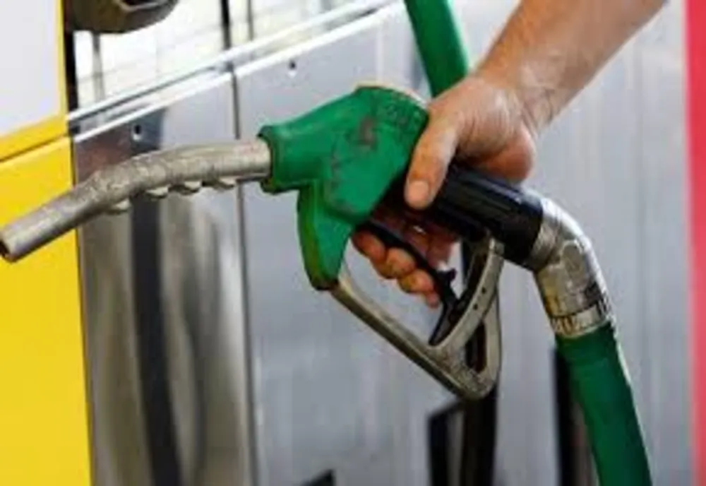 Analiză: Reducerea accizei la carburanți i-ar ajuta pe cei bogați și i-ar lovi pe cei săraci