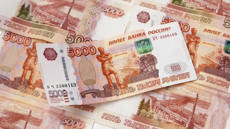 Rubla se prăbușește, dolarul și euro au ajuns la cotații istorice