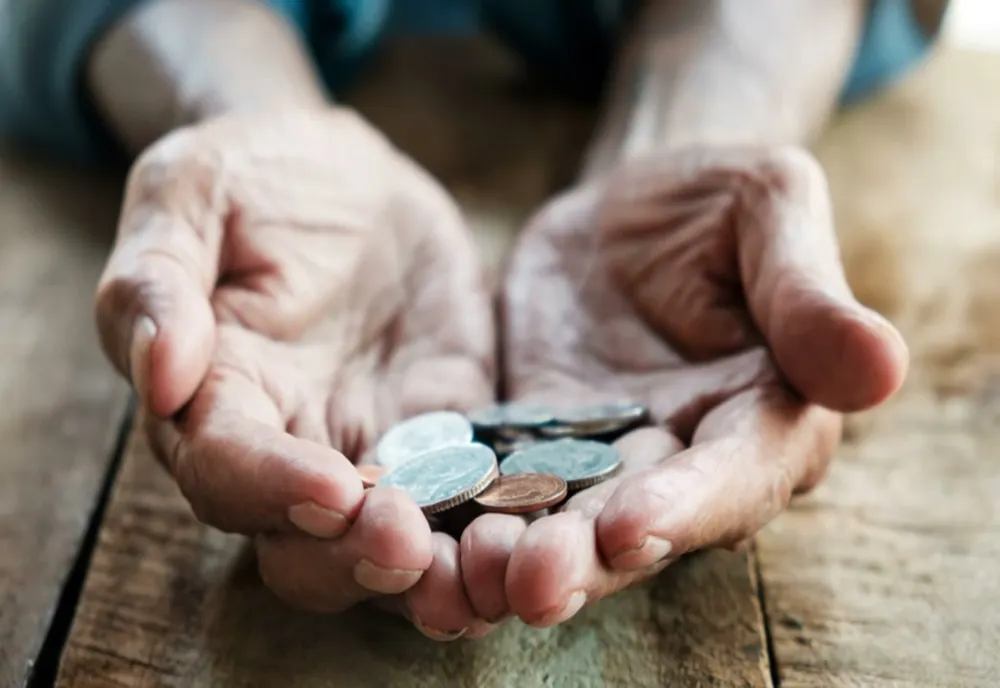 Cifrele REALITĂȚII: Peste 30% dintre români se află în risc de SĂRĂCIE!