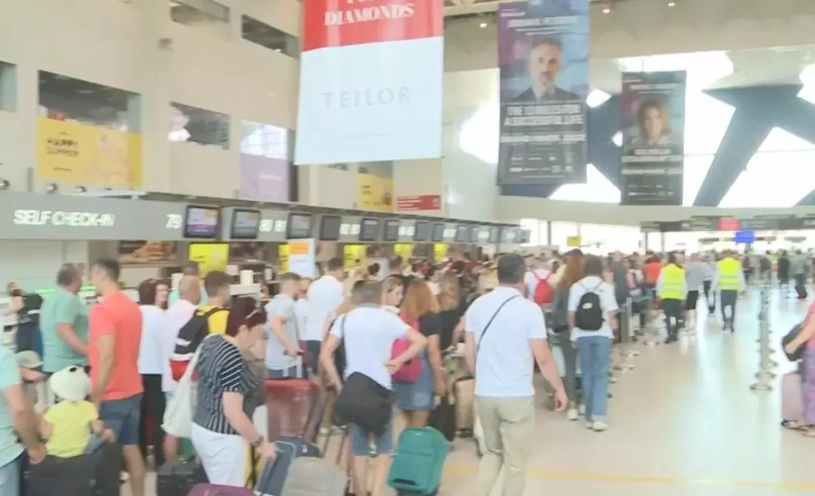 Scandal monstru pe aeroportul Otopeni. Cum sunt umiliți românii după ce zborurile au fost anulate