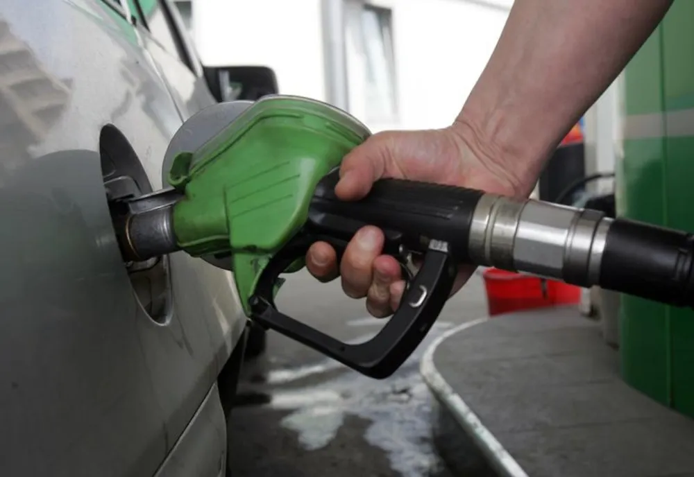 Prețurile carburanților ar putea EXPLODA. Ce vrea să facă ministerul Finanțelor?